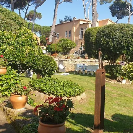 Casa Unica Con Jardin A 45 Metros De La Playa. Be